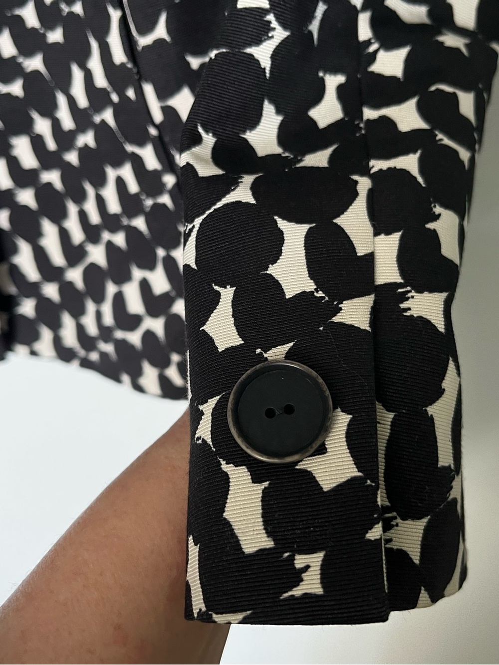 MaxMara Black and White Patterned Cropped Blazer. Classic Luxury! - Picture 3 of 7